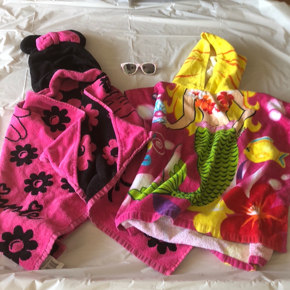 Girls hooded towel and sunglasses set